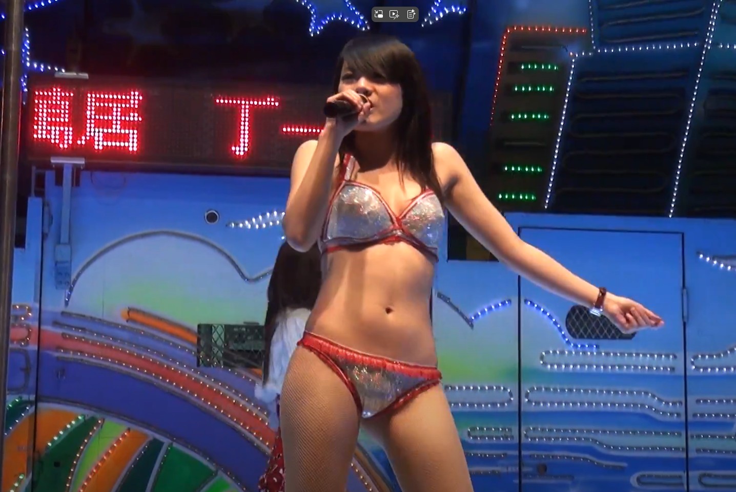鋼管歌舞秀~~台湾性感三点式歌台妹~~超会扭